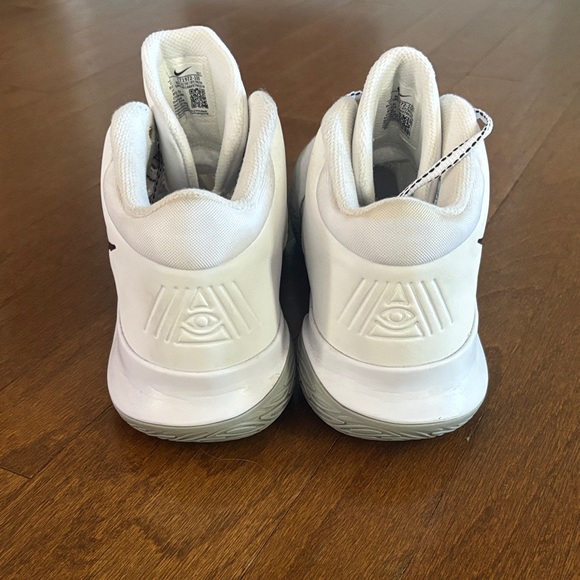 Nike Kyrie Irving Basketball Shoes - Picture 3 of 3